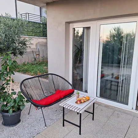 Amazing With A Terrace Appartement Makarska